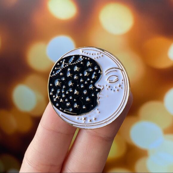 Crescent Moon Starry Enamel Pin/ Brooch - Picture 1 of 6
